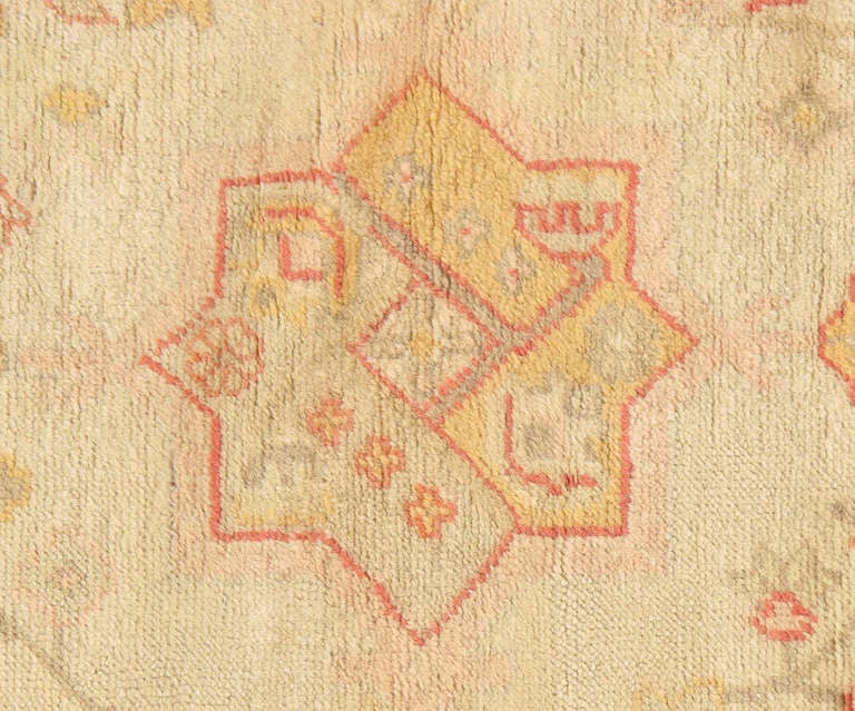 Antiker antiker Oushak-Teppich, Orientteppich, handgefertigt in Elfenbein, geräucherter Schildkröte, weiches Safran (Türkisch) im Angebot