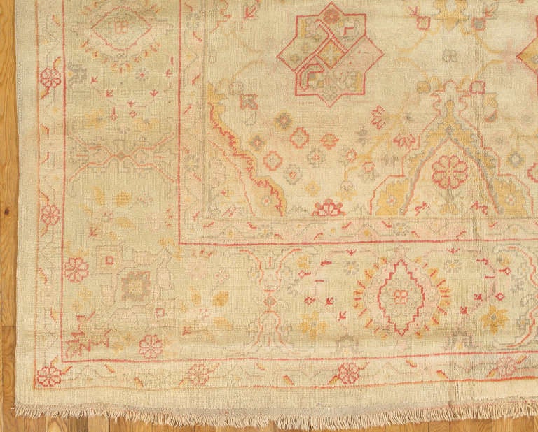 Noué à la main Tapis d'Oushak ancien, tapis oriental, ivoire fait à la main, crevette soignée, safran doux en vente