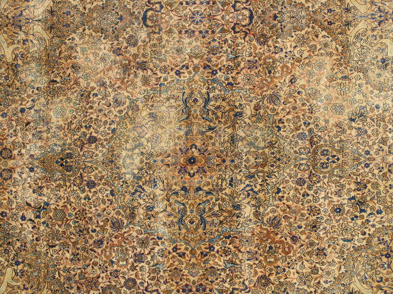 Ce tapis persan Lavar Kerman, réalisé de main de maître, témoigne d'une profonde compréhension des principes artistiques d'équilibre et d'harmonie qui rendent les tapis anciens de niveau artistique si inspirants à vivre. Indicatif des meilleurs