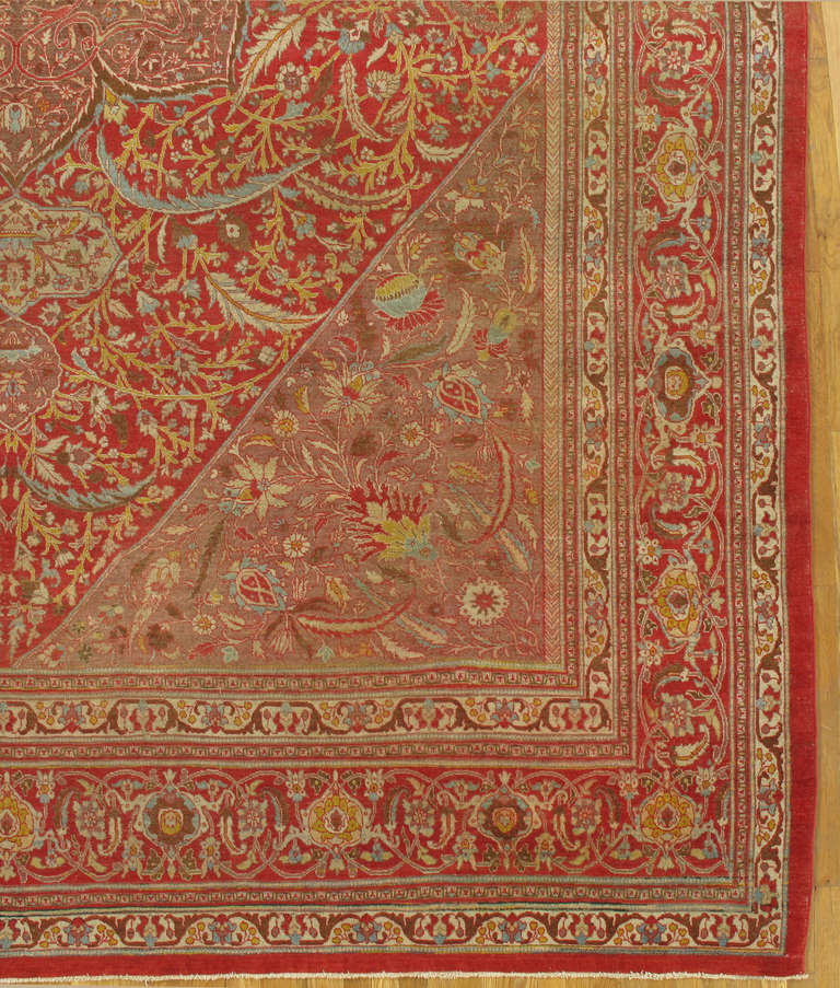 Perse Tapis persan ancien de Tabriz, tapis fait à la main en or à fleurs, rouge et beige en vente