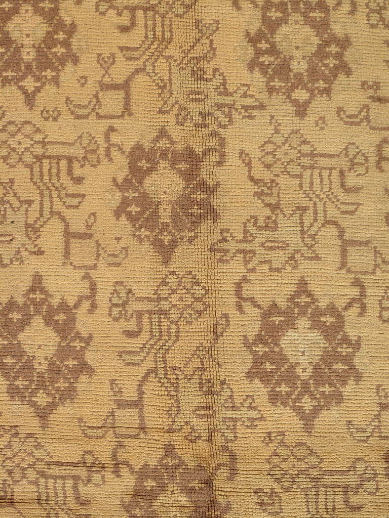 L'Anatolie occidentale est l'une des plus grandes régions de tissage de Turquie. Depuis le 15e siècle, les tapis turcs ont toujours été en tête de liste des tapis d'Orient de qualité.
Les tapis Oushak tels que celui-ci sont recherchés sur le marché