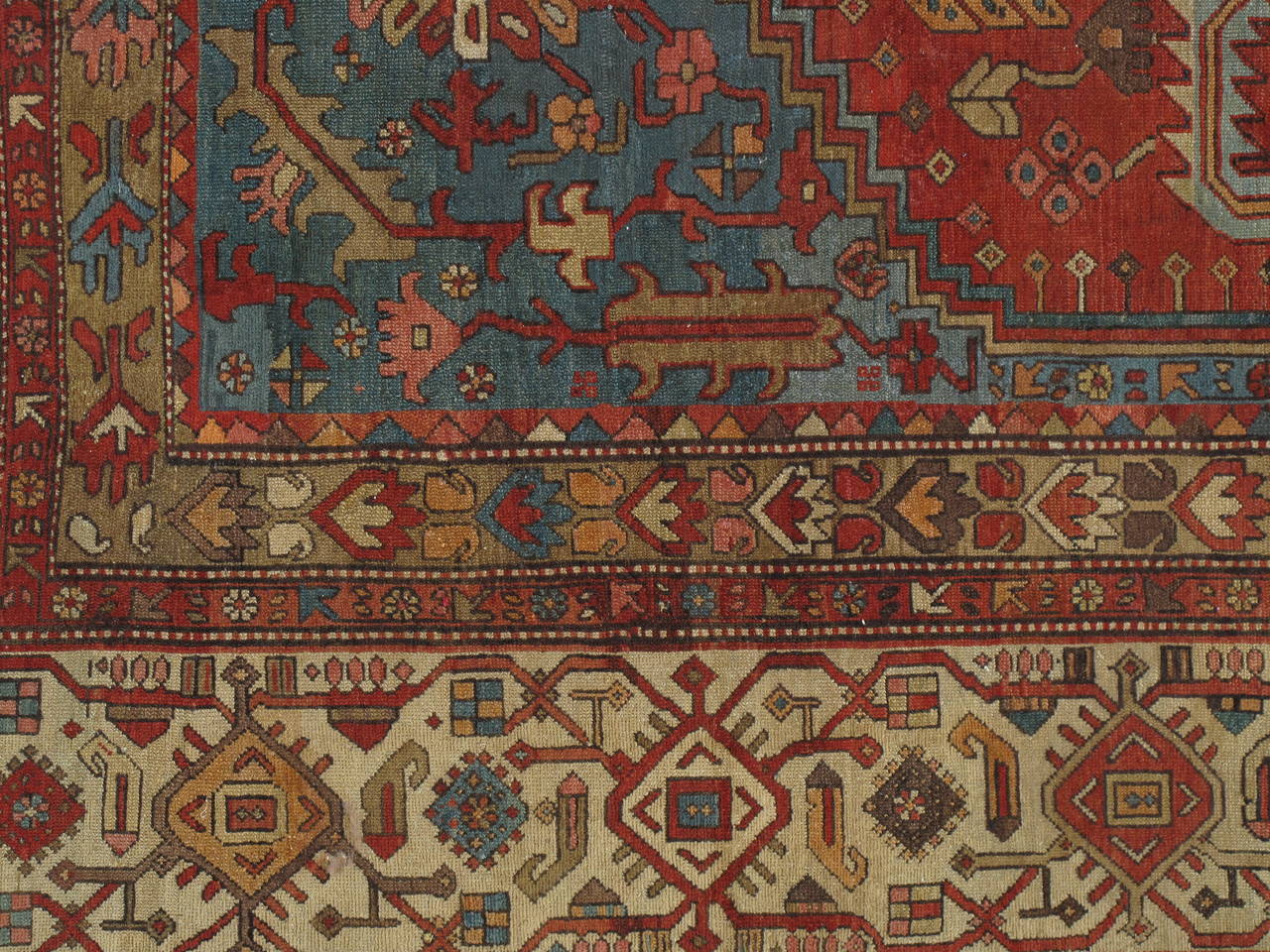 Antike Serapi-Teppiche sind vor allem in Amerika und England seit vielen Jahren einer der begehrtesten Teppiche. Antike Serapi-Teppiche sind vor allem in den amerikanischen Großstädten eine große Attraktion. Serapi-Teppiche wurden in kleinen
