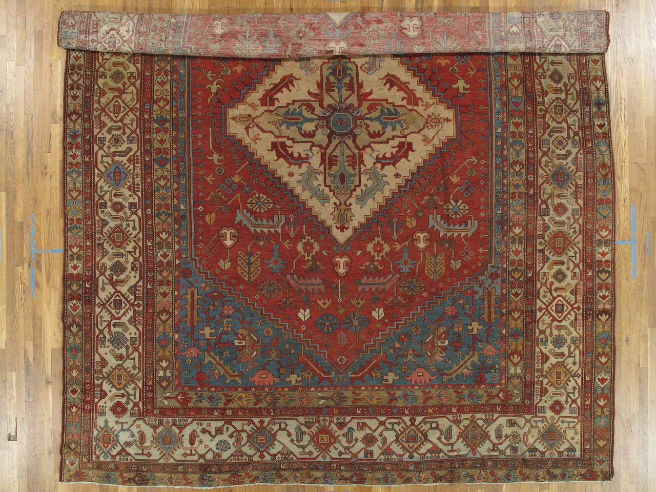 Antiker persischer Serapi-Teppich, handgefertigter orientalischer Wollteppich, Rost, Elfenbein, Lt Blau (Wolle) im Angebot