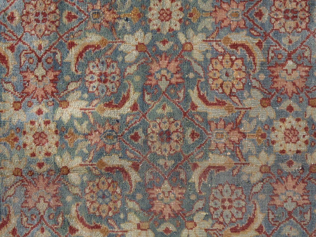 Agra-Teppiche sind heute die begehrtesten aller indischen Teppiche des 19. Agra-Teppiche waren extrem gut gefertigte, strapazierfähige Teppiche und gelten als die besten indischen Teppiche. Dieser Teppich ist eine Nachbildung des späten 20.