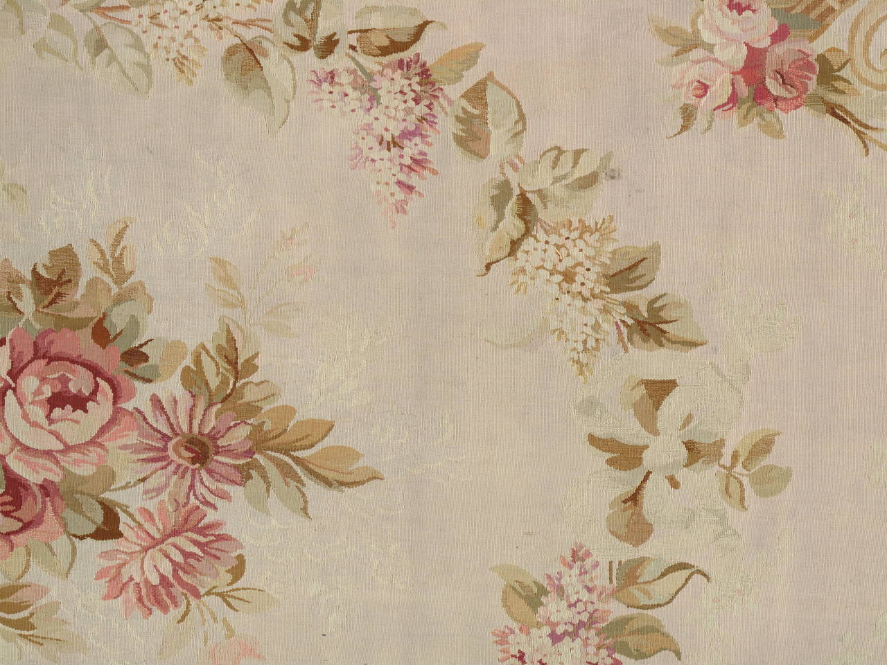 Antiker französischer Aubusson-Teppich, feiner blassrosa, rosa, taupefarbener, eleganter Teppich (Französisch) im Angebot