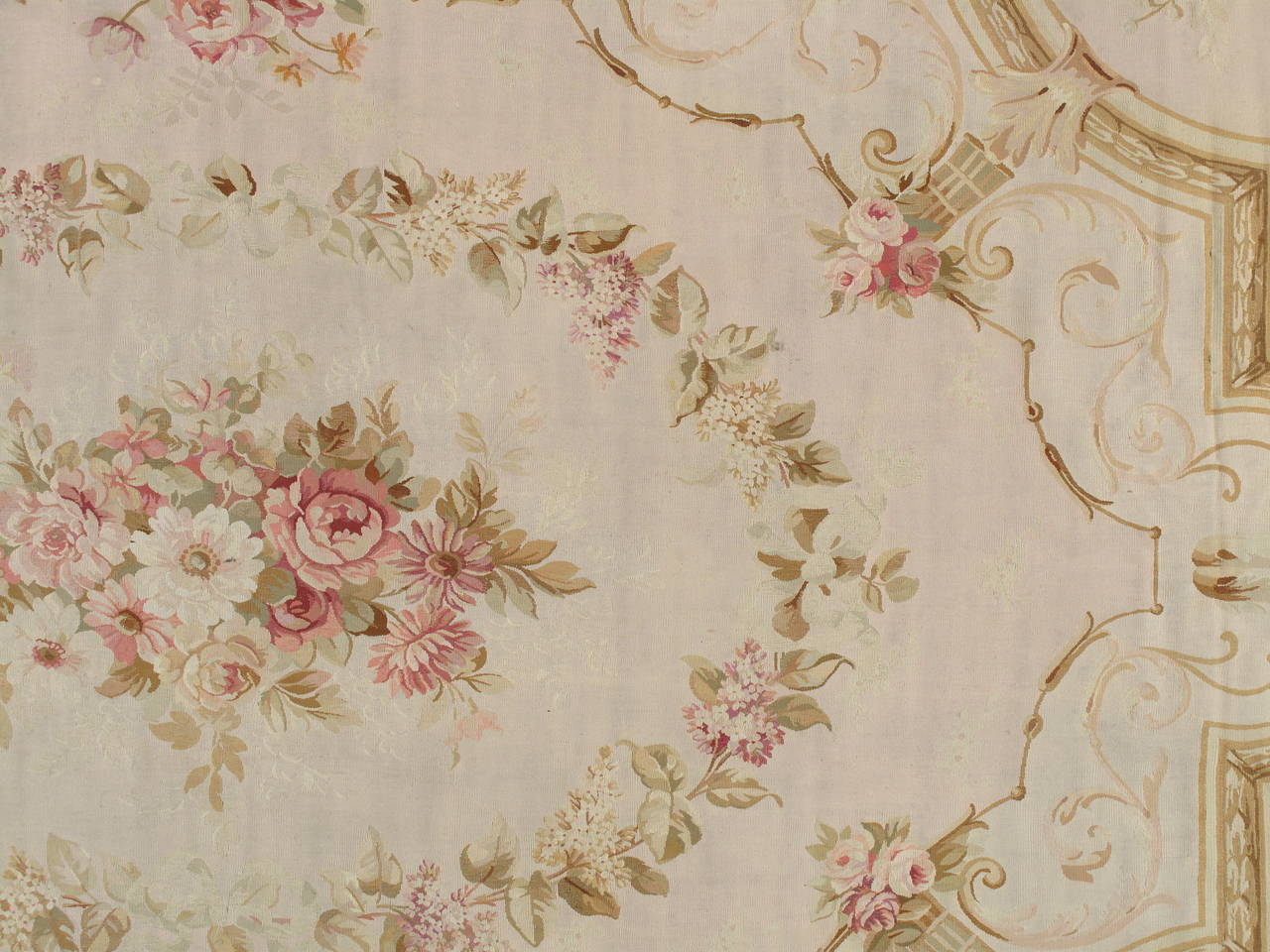 Noué à la main Tapis français ancien d'Aubusson, rose pâle fin, rose, taupe, tapis élégant en vente