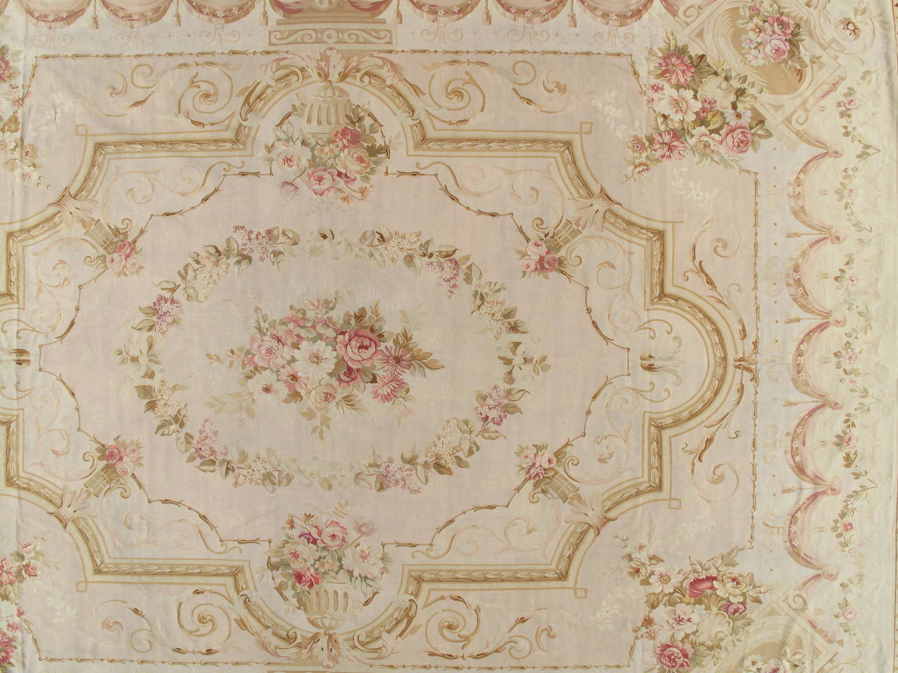 Tapis français ancien d'Aubusson, rose pâle fin, rose, taupe, tapis élégant Excellent état - En vente à Port Washington, NY