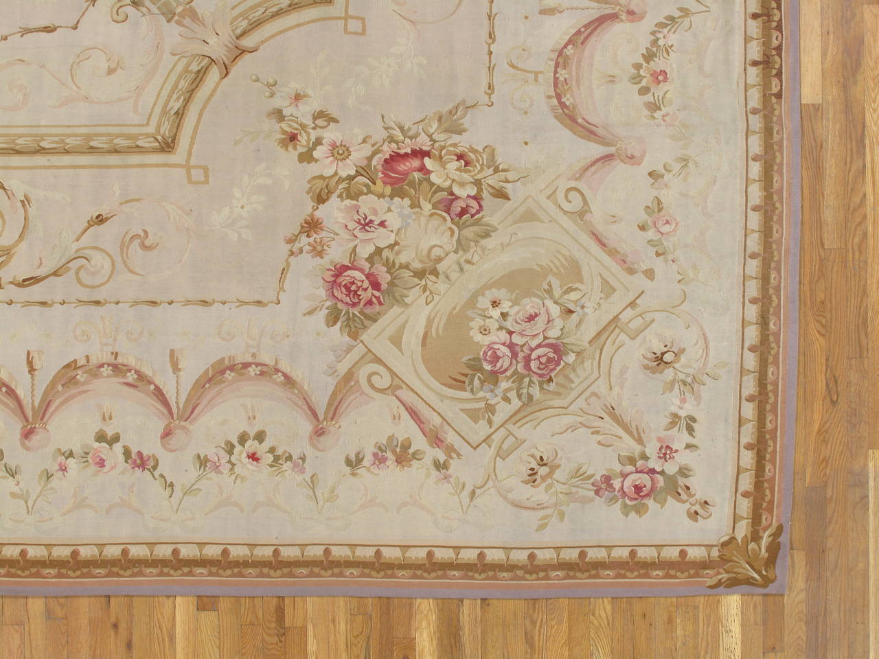 XIXe siècle Tapis français ancien d'Aubusson, rose pâle fin, rose, taupe, tapis élégant en vente