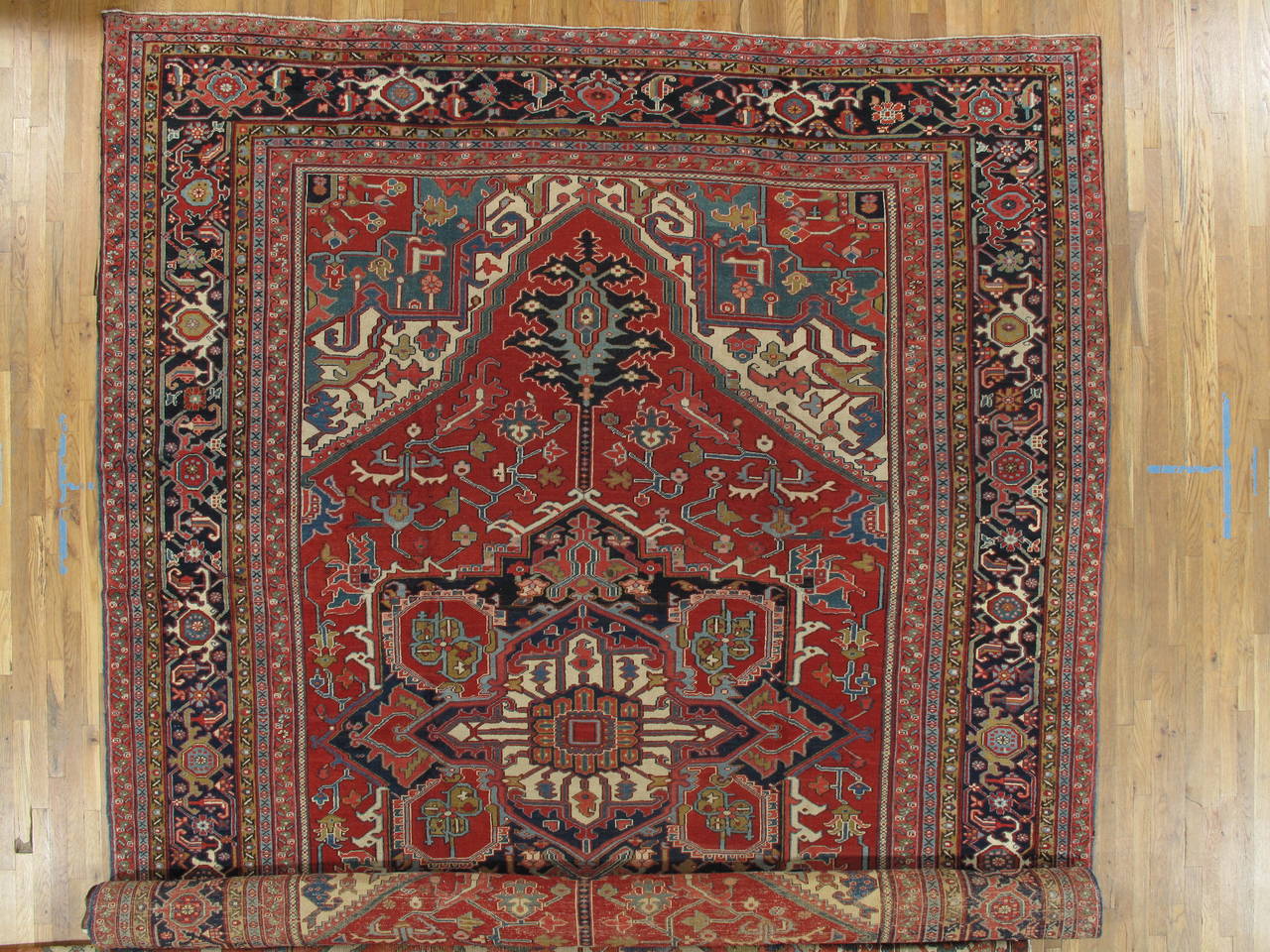 Antiker persischer Heriz-Teppich, handgefertigter orientalischer Teppich aus Wolle, rot und marineblau und hellblau (Heriz Serapi) im Angebot
