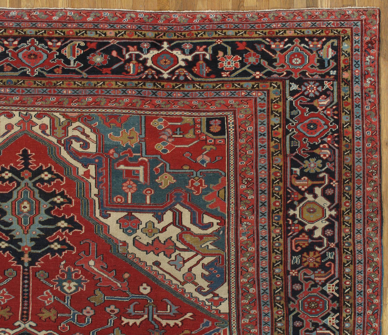 Antiker persischer Heriz-Teppich, handgefertigter orientalischer Teppich aus Wolle, rot und marineblau und hellblau (Persisch) im Angebot