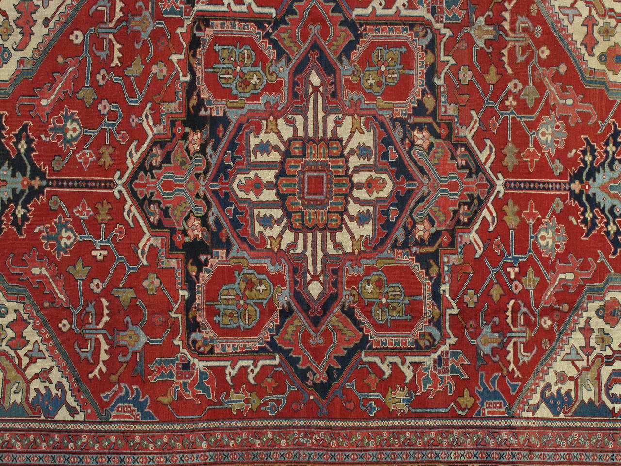 Antiker persischer Heriz-Teppich, handgefertigter orientalischer Teppich aus Wolle, rot und marineblau und hellblau (Handgeknüpft) im Angebot
