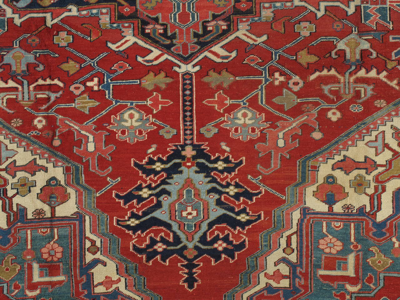 Antiker persischer Heriz-Teppich, handgefertigter orientalischer Teppich aus Wolle, rot und marineblau und hellblau im Zustand „Hervorragend“ im Angebot in Port Washington, NY
