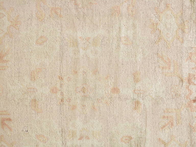 Antiker antiker Angora Oushak Teppich, handgefertigter orientalischer Teppich, Shrimp, Taupe, Creme fein (Türkisch) im Angebot