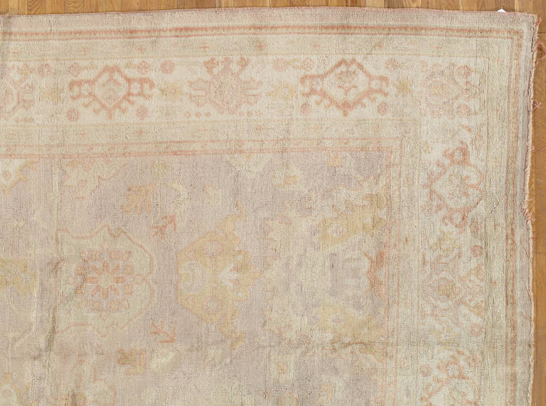 Antiker antiker Angora Oushak Teppich, handgefertigter orientalischer Teppich, Shrimp, Taupe, Creme fein (Handgeknüpft) im Angebot