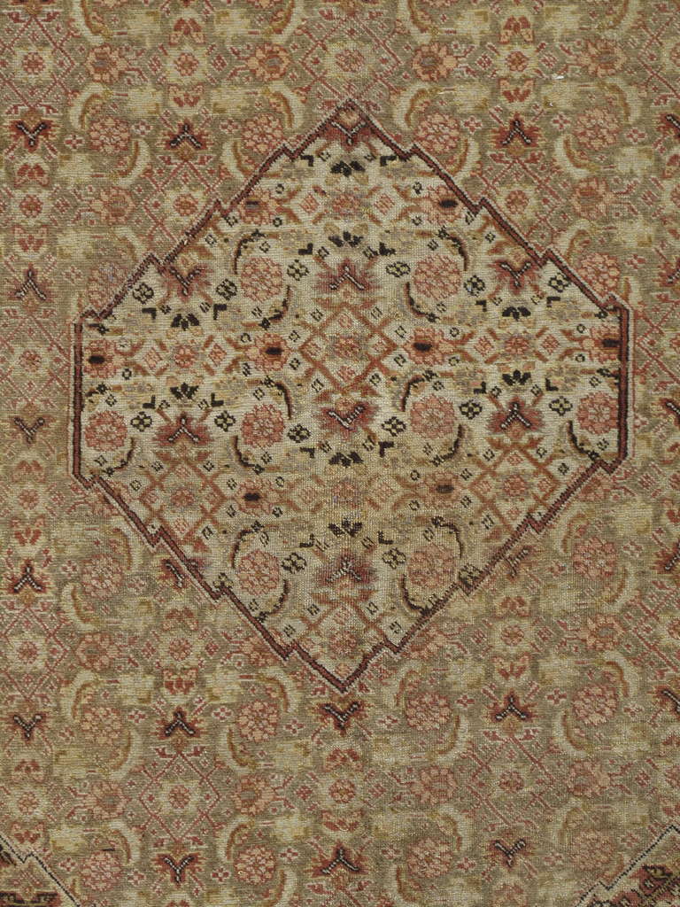 Tabriz est un centre de tissage important dans le nord-ouest de la Perse, et ce depuis le XVIe siècle. Cette ville est devenue l'un des principaux producteurs de tapis de l'Est. Au XIXe siècle, la plupart de ces œuvres d'art se sont retrouvées sur