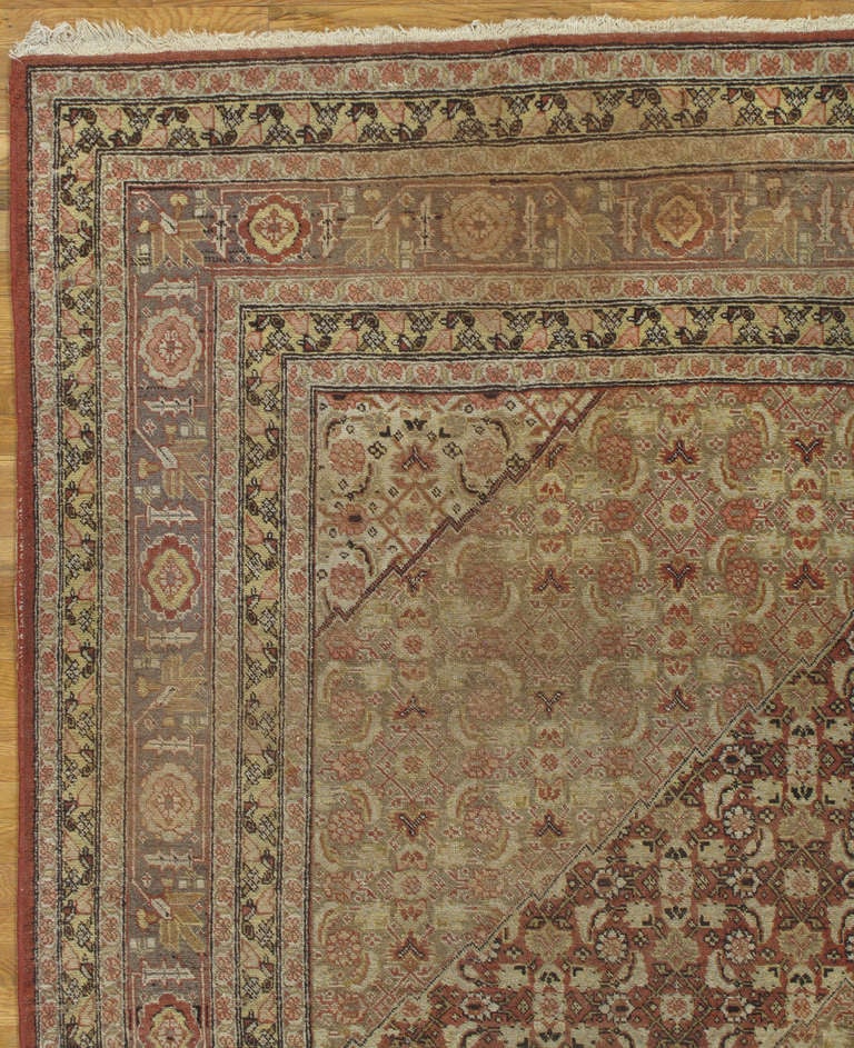 Perse Tapis ancien de Tabriz, tapis persan fait main en or, brown et taupe masculins en vente