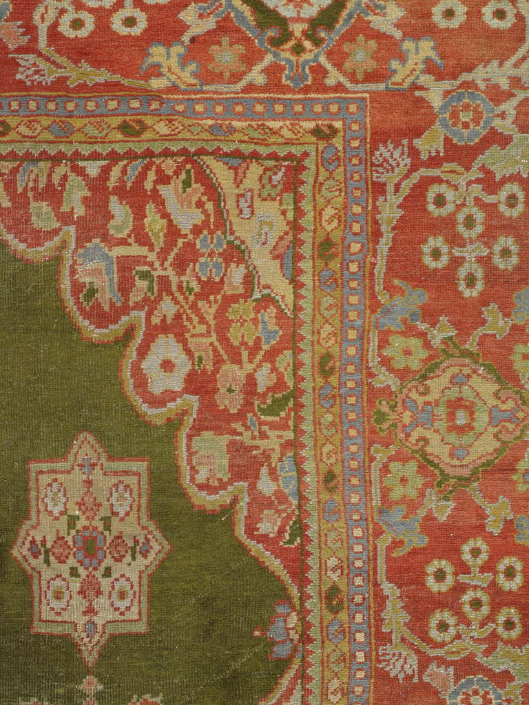 Antique Persian Sultanabad Carpet Green, Coral-Red, Light Blue, Gold and Ivory In Good Condition For Sale In Port Washington, NY