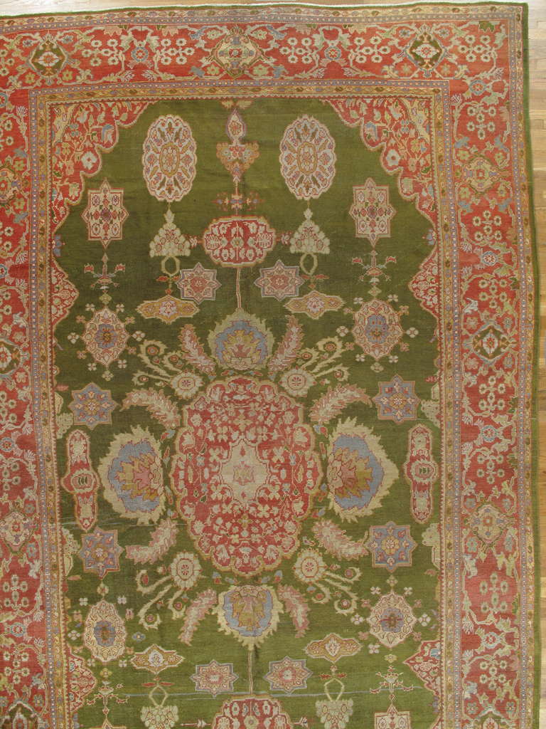 Alfombra persa antigua Sultanabad Verde, rojo coral, azul claro, dorado y marfil Persa en venta