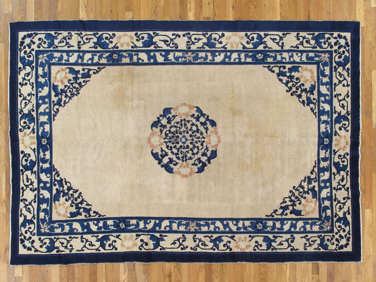 Les tapis chinois anciens étaient tissés selon des motifs classiques, avec leurs bordures de frettes, leurs médaillons de shou et autres motifs extrême-orientaux. Ces tapis, cependant, sont plus audacieux et plus simples, cours du tissage. La