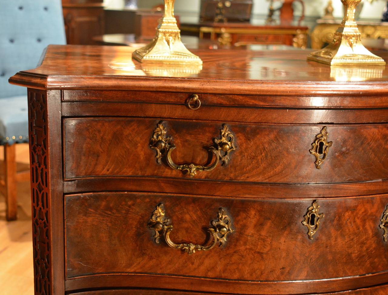 English 18th Century Small Serpentine Chests of Drawers For Sale