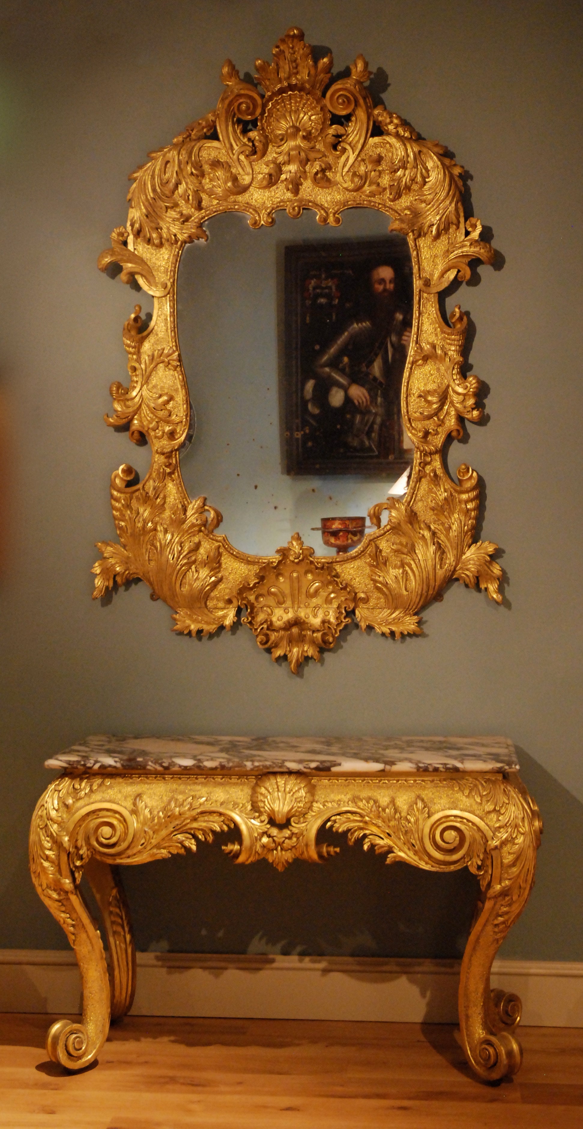 18th Century Giltwood Mirror En Suite with Carved Gilded Marble Top Side Table For Sale