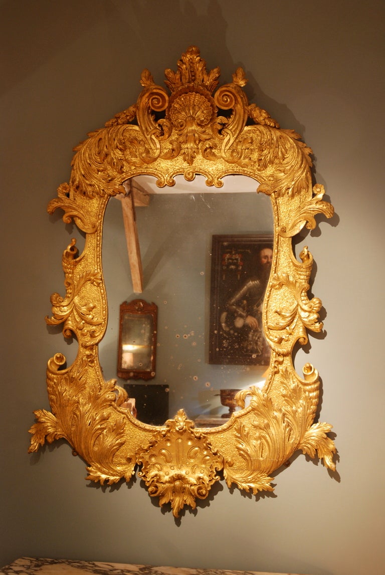 Georgian 18th Century Giltwood Mirror En Suite with Carved Gilded Marble Top Side Table For Sale