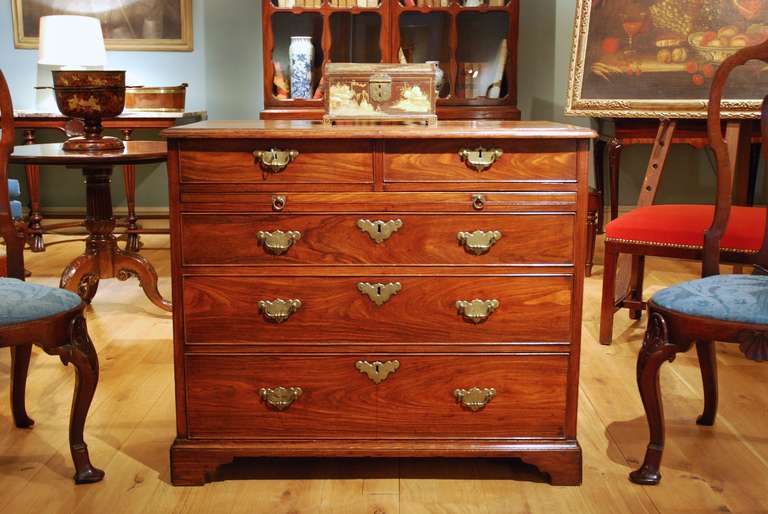 An 18th Century English Huanghuali Chest Of Drawers. In Excellent Condition For Sale In Salisbury Wiltshire, GB