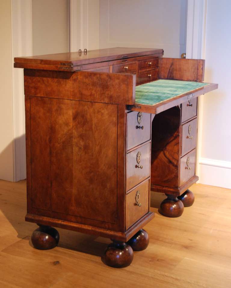  Late 17th Century Kneehole Desk, circa 1690 In Excellent Condition In Salisbury Wiltshire, GB