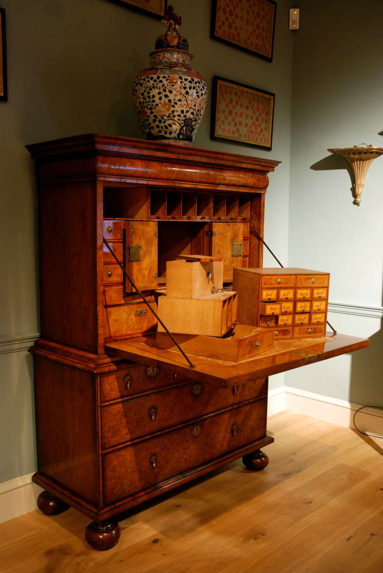 18th Century Veneered Walnut Writing desk or escritoire In Good Condition For Sale In Salisbury Wiltshire, GB
