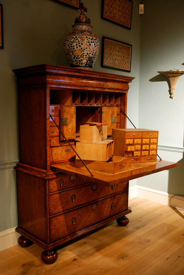  18th Century Veneered Walnut Writing desk or escritoire In Good Condition For Sale In Salisbury Wiltshire, GB