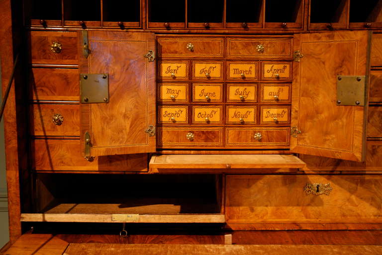18th Century Veneered Walnut Writing desk or escritoire For Sale 1