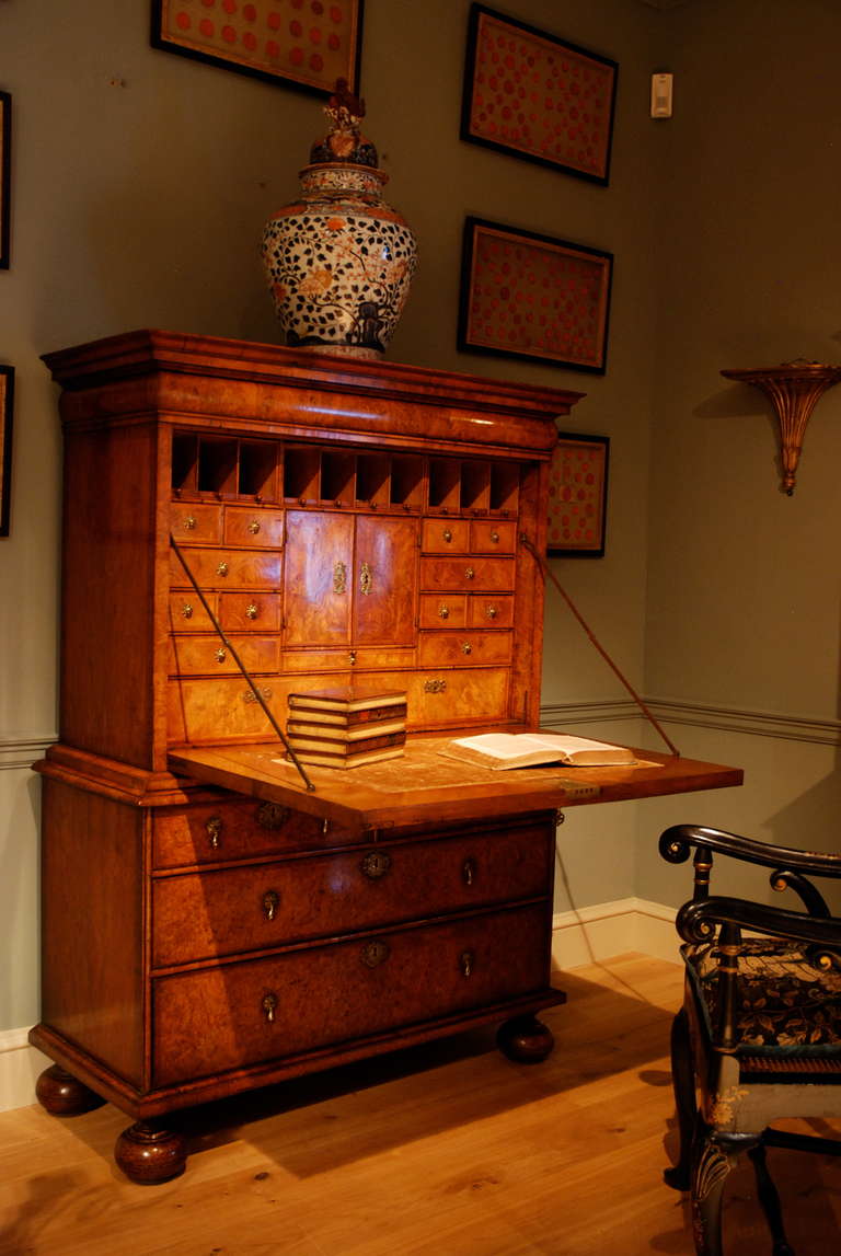 George I 18th Century Veneered Walnut Writing desk or escritoire For Sale