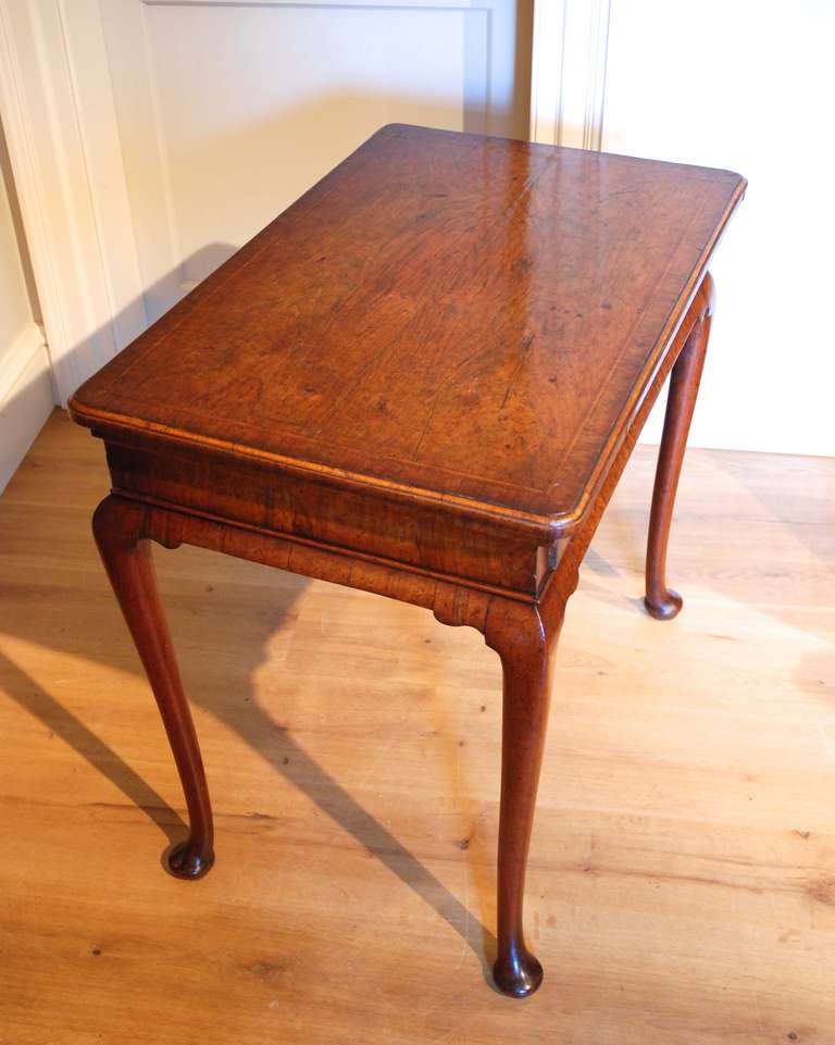 A Veneered Walnut One Drawer Side Table circa 1725 In Excellent Condition In Salisbury Wiltshire, GB