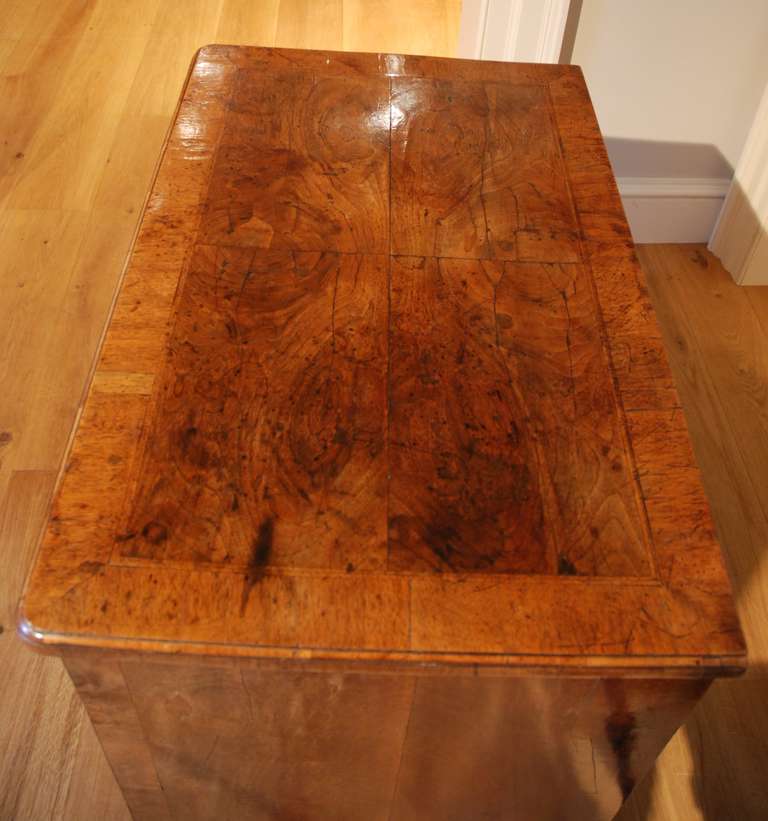 18th Century Walnut Kneehole Desk/ Dressing Table circa 1730 In Excellent Condition In Salisbury Wiltshire, GB