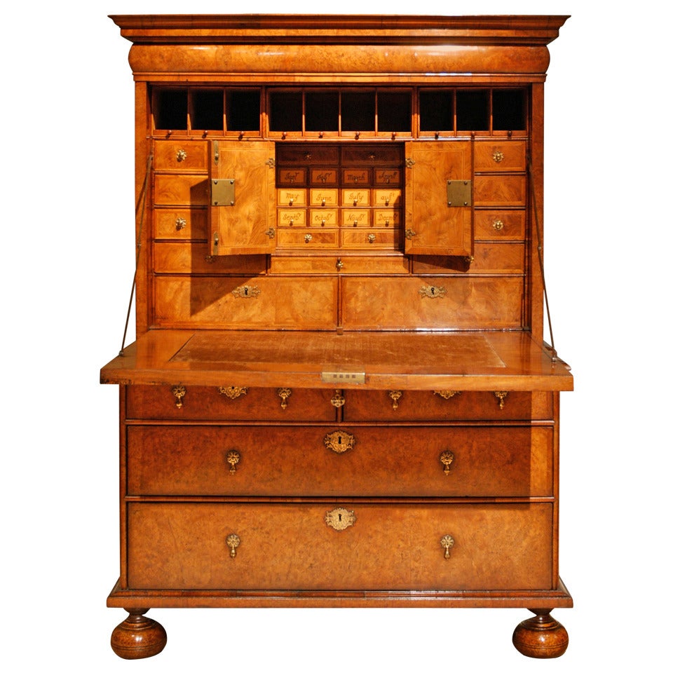  18th Century Veneered Walnut Writing desk or escritoire For Sale
