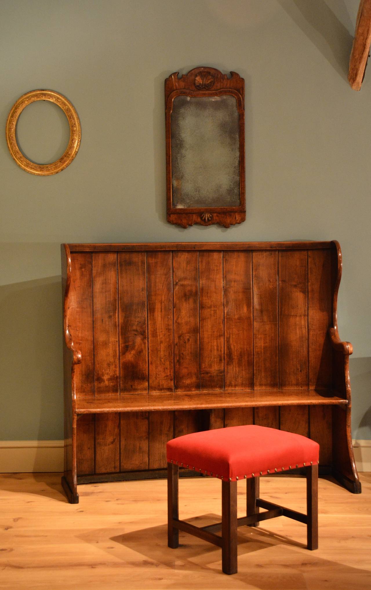 A late 18th century fruitwood settle. In Excellent Condition For Sale In Salisbury Wiltshire, GB