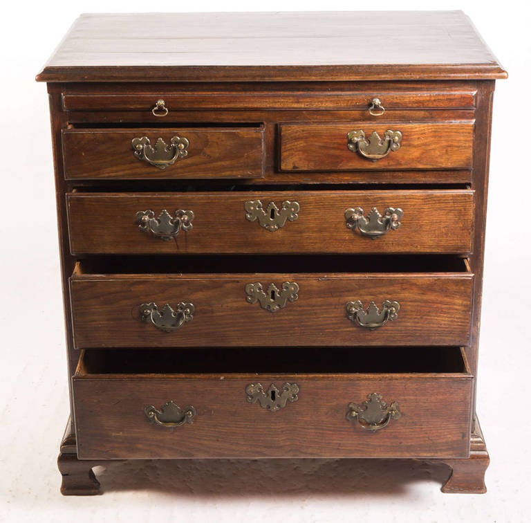 Mahogany chest of drawers with brushing slide of small proportions.