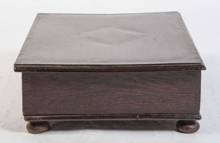 Table box on bun feet