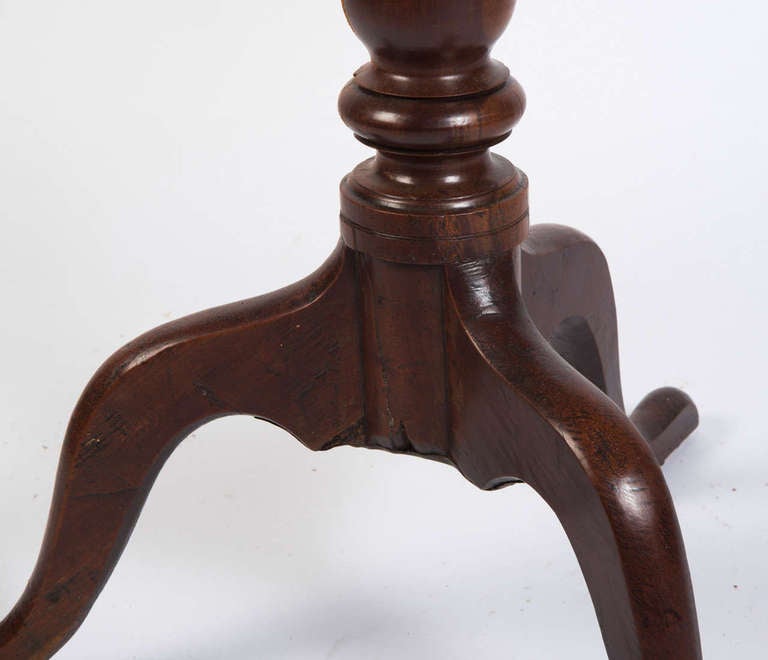 Very good quality tripod table in fruitwood of great color and patination.