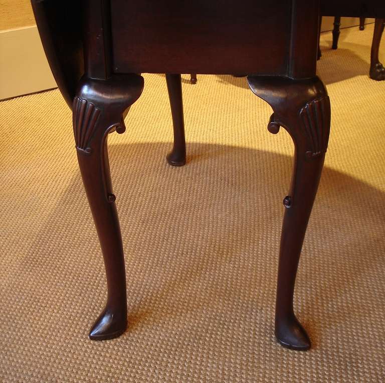 Small George II Period Mahogany Cabriole Legged Drop-Leaf Table In Excellent Condition For Sale In Fresno, CA