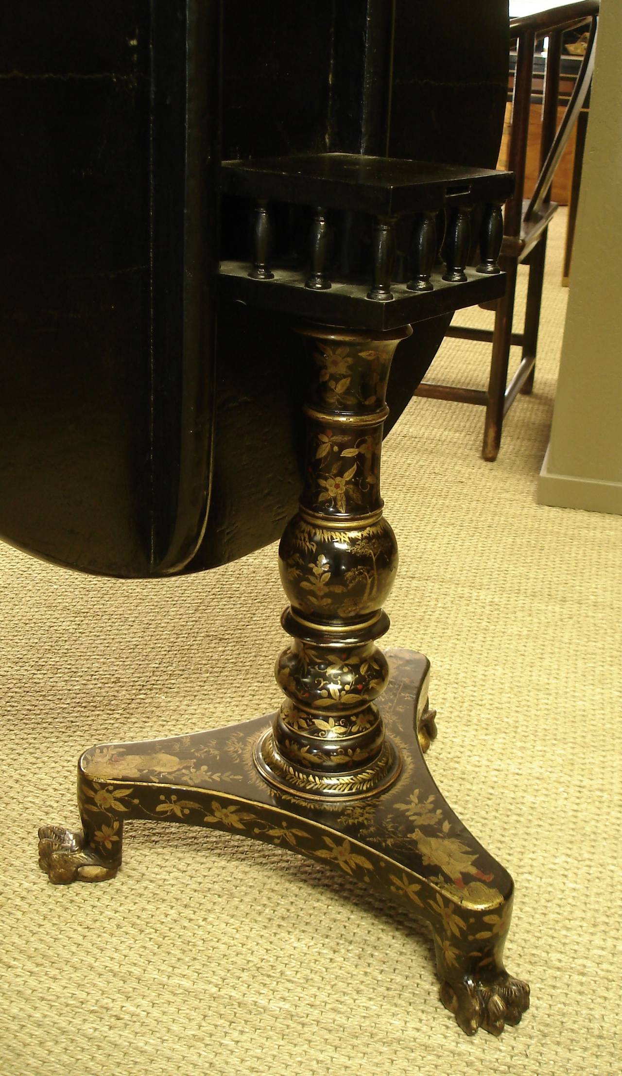 19th Century Chinese Export Lacquer Tilt-Top Table