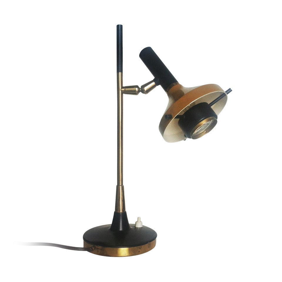 Table lamp, Oscar Torlasco design, production Enlightenment Milan. In perfect condition, metallo painted and brass.
Articulating shade at top with removable interior lens for refracting light.