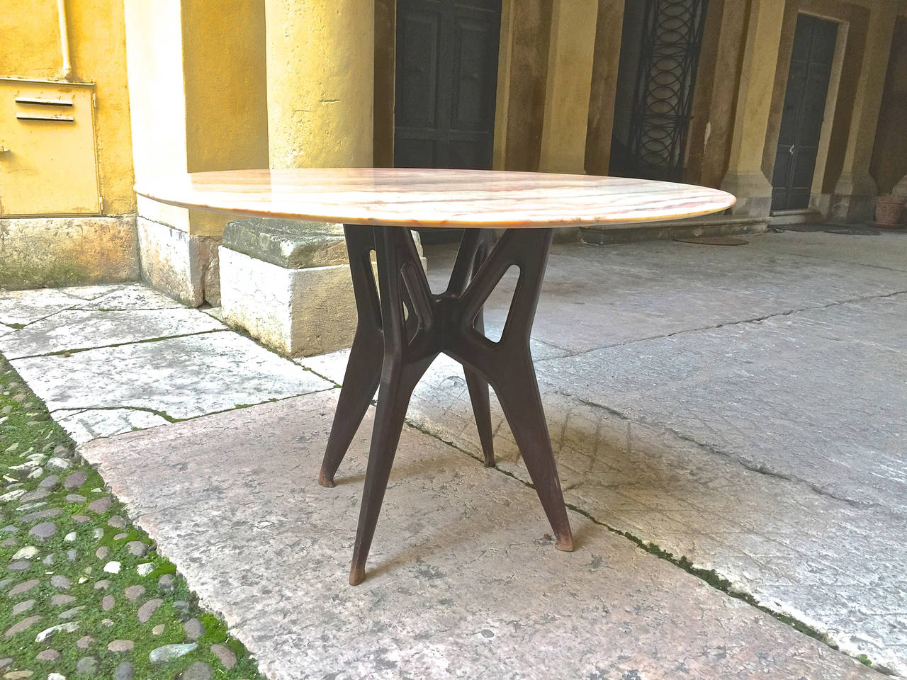 Mid-20th Century Elegant Marble Table, Design Attributed to Ico Parisi