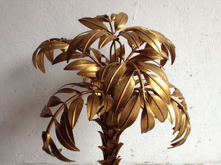  1970s
Beautiful handcrafted '70s Gold lacquered iron Palm tree floor lamp with three lights and stunning freeform deluxe for your living room,  
Vintage excellent patinated and perfect condition.
