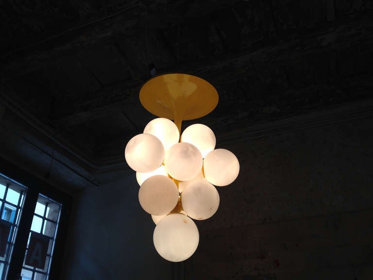 rare chandelier 1960s, attributed to Verner Panton. Why a used furniture, with the presence of furniture, designed by the Panton 
15 lights, white latex balls are made of glass, metal painted yellow.