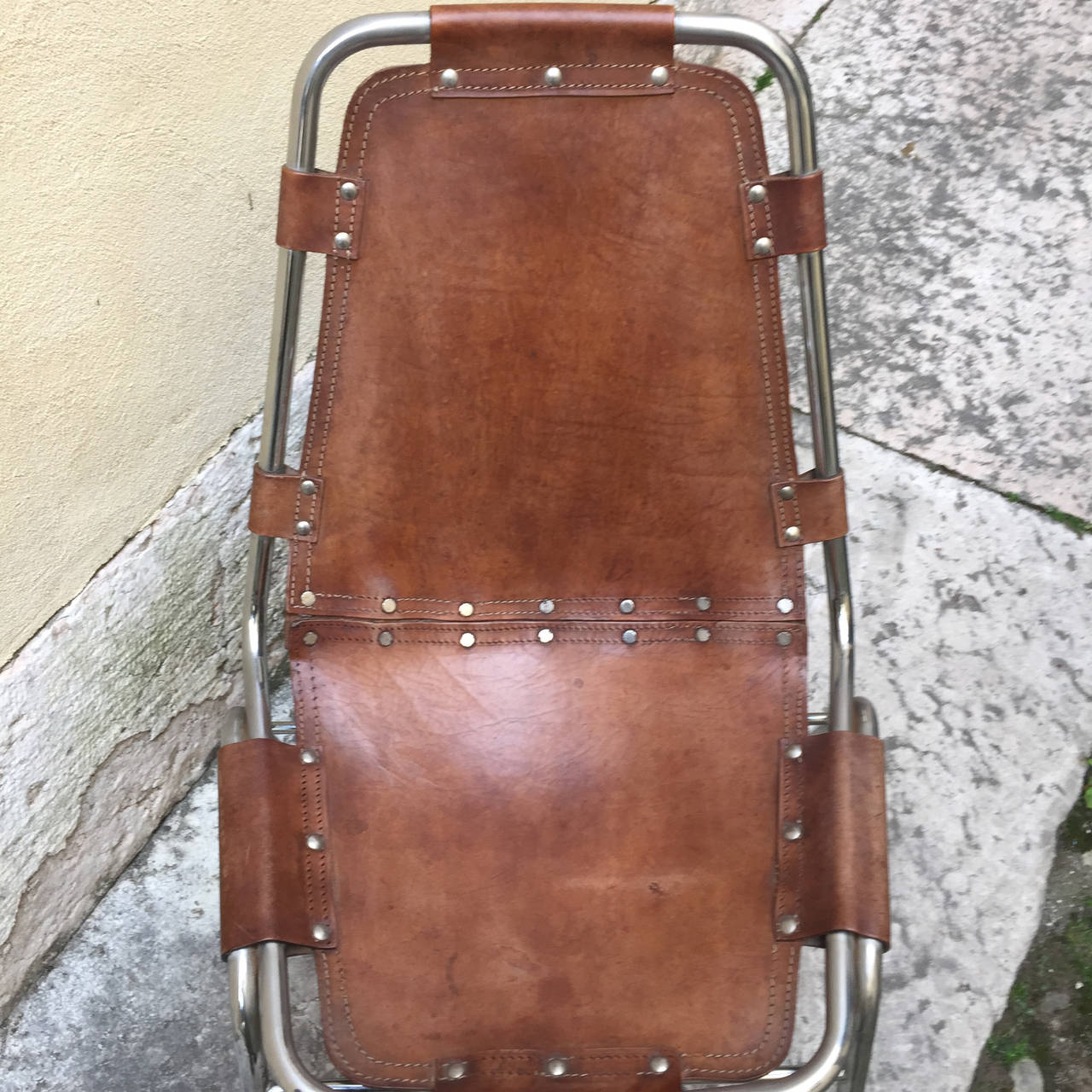 Six chairs design Charlotte Perriand designed to provide the ski resort of Les Arcs.
Tubular chrome iron, leather seat, in very good condition,