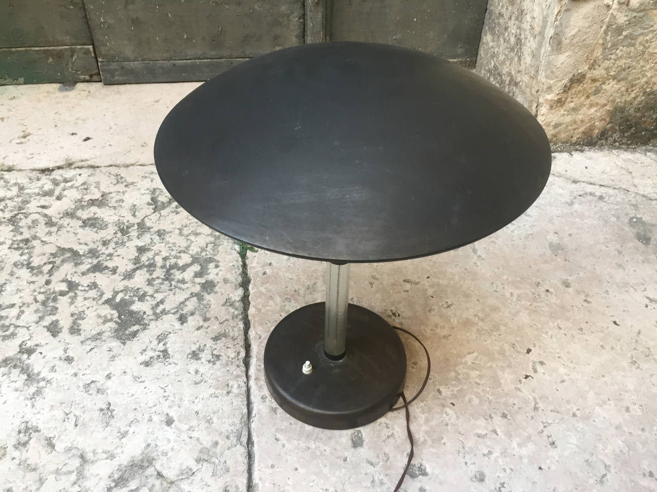 Beautiful table lamp, 1948.
Blown glass Pulegoso, no breaks in perfect condition. Brass frame and light diffuser in painted metal.
Base brass polish.