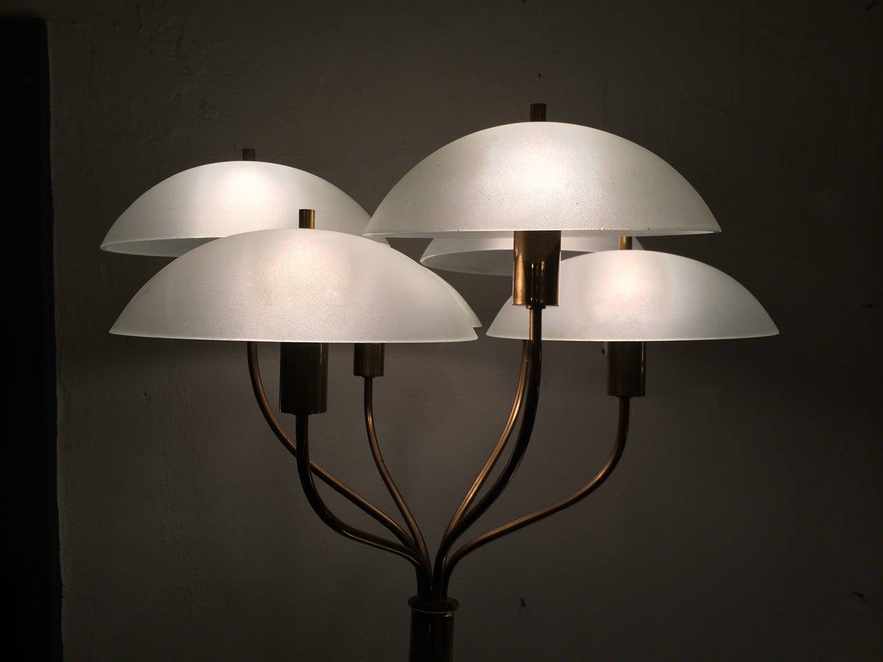 Extraordinary floor lamp, attributed to Fontana Arte, 1956
No documentation about it, but we feel able to say that the materials used for the glass base, with brass profile, the type of glass used, the switch brass original, the base is equal to a