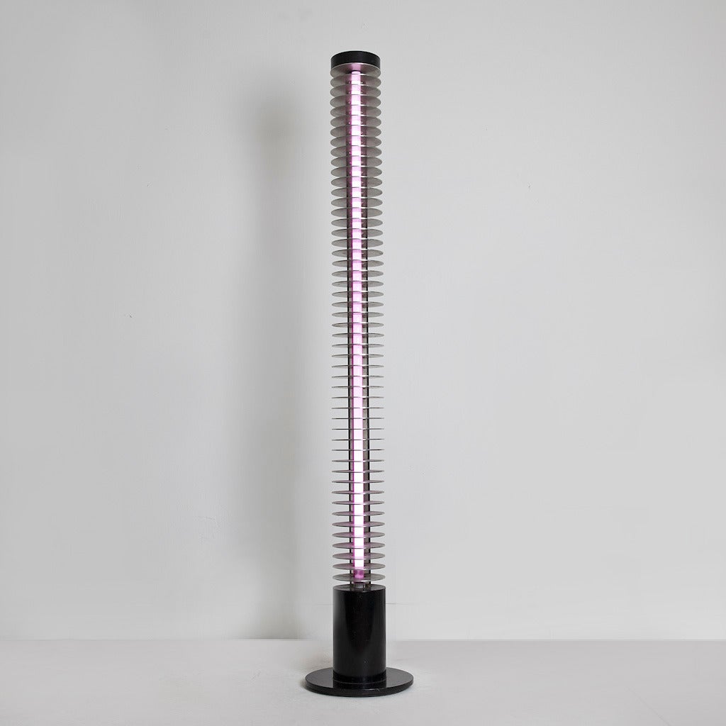 Iride Stehleuchte, aus schwarz emailliertem Stahl und Aluminium, hergestellt von Lamperti, Italien, 1970.
Literatur: Gualdoni, Ico Parisi & Architetture, S. 225.