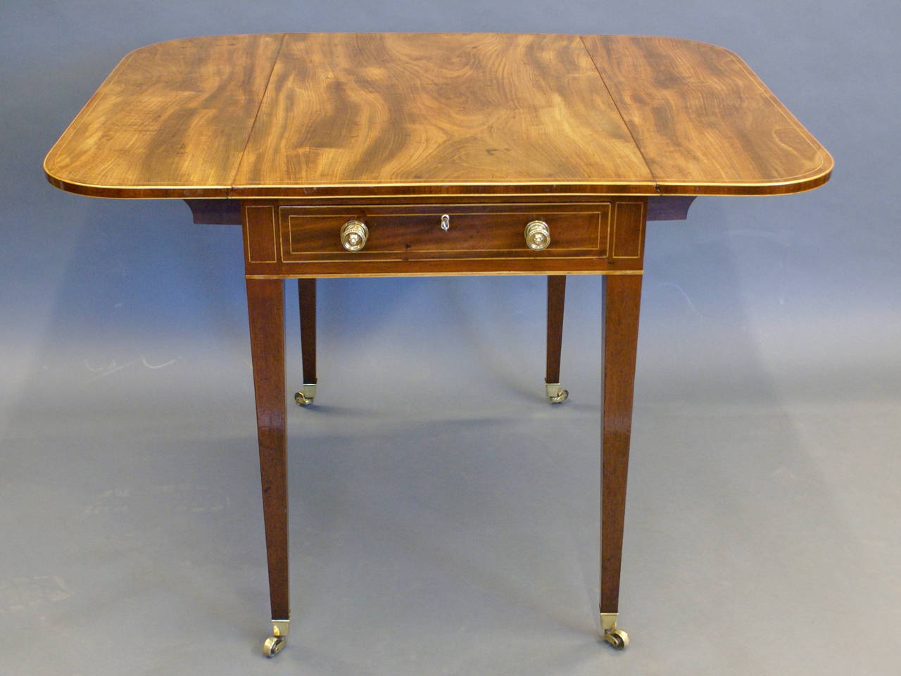 A fine George III mahogany pembroke table In Excellent Condition In Sundridge, GB